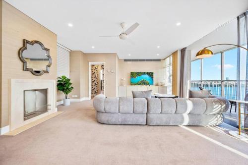 Sydney's Landmark Views from Luxury 2Bd Apt - Tap to explore photos