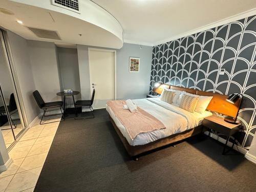 KozyGuru | CBD Queen Bed Studio Cozy & Convenient - Tap to explore photos