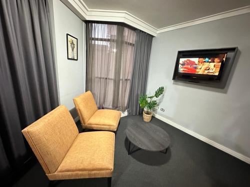 KozyGuru | CBD Queen Bed Studio Cozy & Convenient - Tap to explore photos