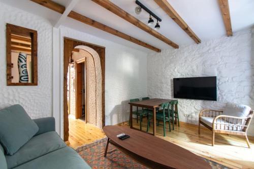 Authentic 1BR w Private Patio in Hype Cihangir - Tap to explore photos