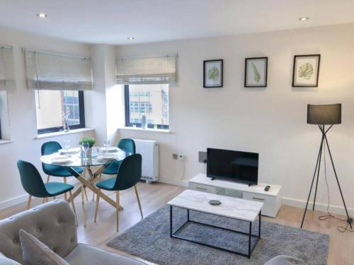 Spacious 1BR in Romford - Near Elizabeth Line - Tap to explore photos