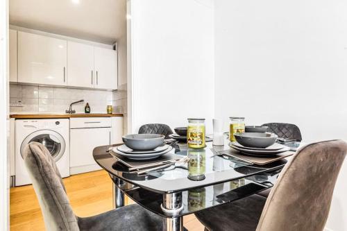 LUXaway Apartment in Earls Court - Sleeps Up To 10 - Tap to explore photos