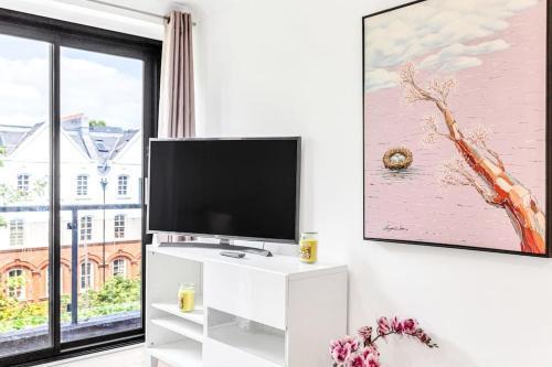 LUXaway Apartment in Earls Court - Sleeps Up To 10 - Tap to explore photos