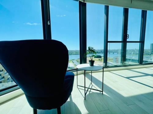 Fascinating waterview 2 bedrooms condo (Parking)