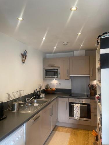 London One Bedroom Apartment in a Gated Community - Tap to explore photos