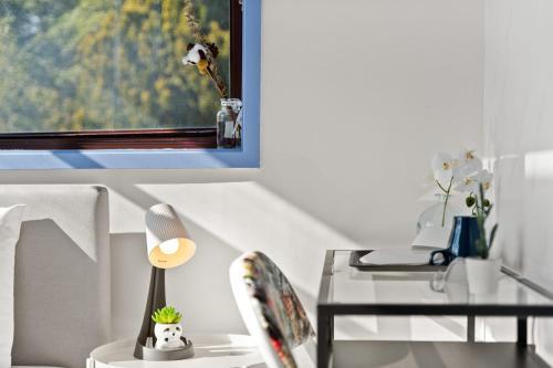 Modern Single Room - Nearby Stations & Eateries - Shared Bathroom - Tap to explore photos