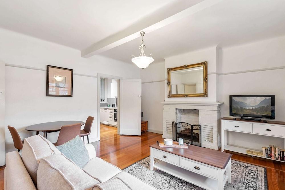 Charming 2-bed Apartment With Fireplace & Parking - Tap to explore photos