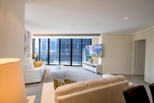 Executive 4 Bedroom Apt near MCEC Casino - Tap to explore photos