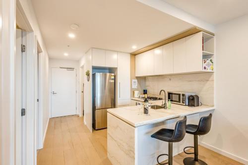 StayAU Cozy & Stylish 2BR Haven in Box Hill - Tap to explore photos