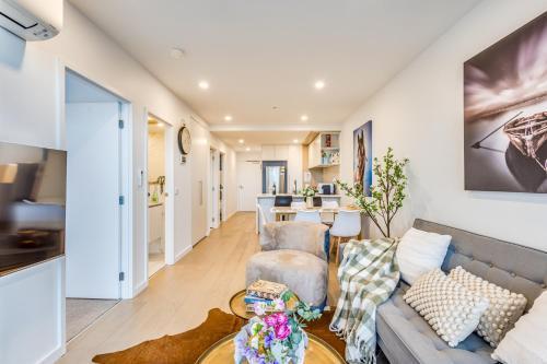 StayAU Cozy & Stylish 2BR Haven in Box Hill - Tap to explore photos