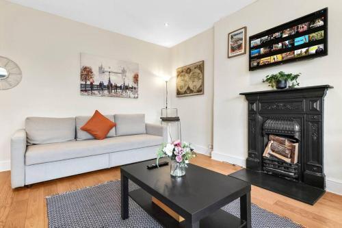 Spacious Sleep 11 with Terrace in Earls Court EC99 - Tap to explore photos
