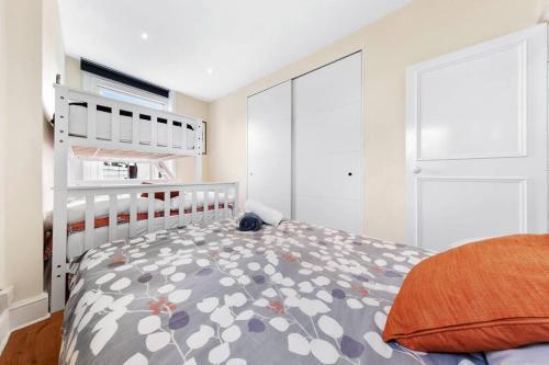 Spacious Sleep 11 with Terrace in Earls Court EC99 - Tap to explore photos