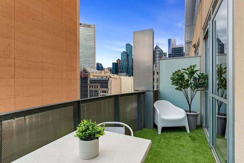Sophisticated CBD 2-bed Apartment by Yarra River - Tap to explore photos