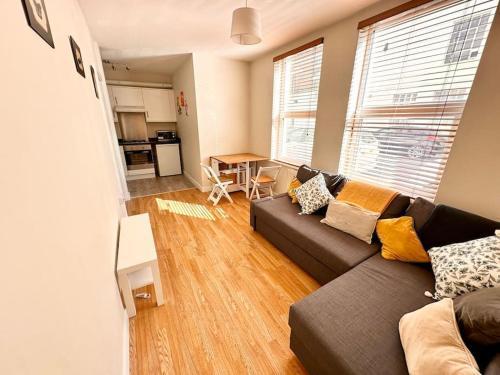 2 bedroom apartment in SE13 - Tap to explore photos