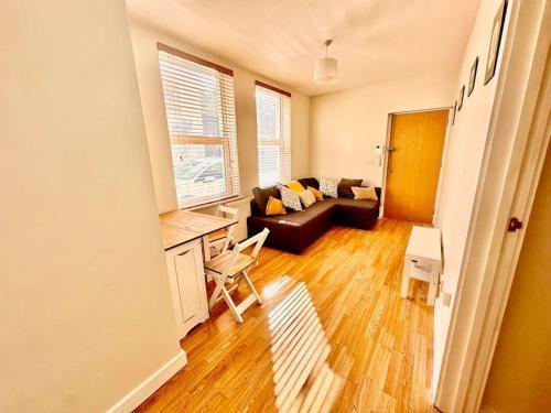 2 bedroom apartment in SE13 - Tap to explore photos