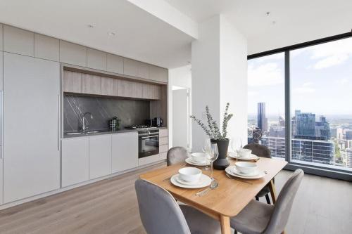 A 2BR Apt with Amazing City Views, FREE Parking - Tap to explore photos