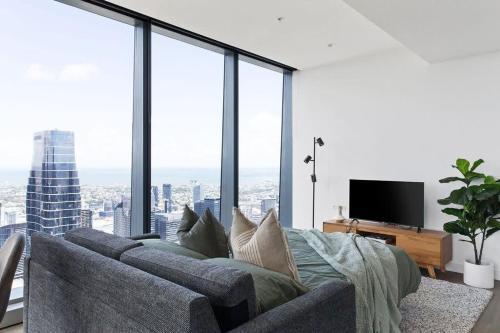 A 2BR Apt with Amazing City Views, FREE Parking - Tap to explore photos
