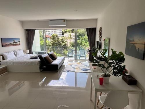 Chic Condominium Karon B307 - Tap to explore photos
