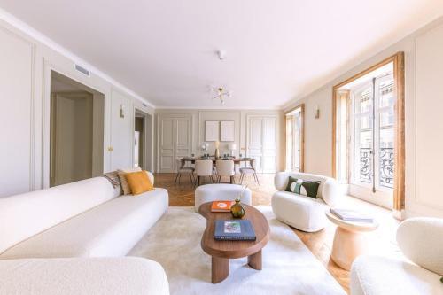 Arc de Triomphe Luxury 3 Bed 3,5 Bath Room Type - Three-Bedroom Apartment