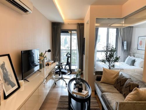 Upscale Living 1BR - Ultra Fast WiFi - Phrom Phong - Tap to explore photos
