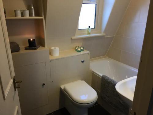 Stylish top floor 1 bed flat in West Hampstead - Tap to explore photos