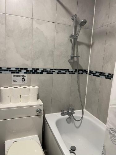 Cosy Room2 in Kings Cross London - Tap to explore photos