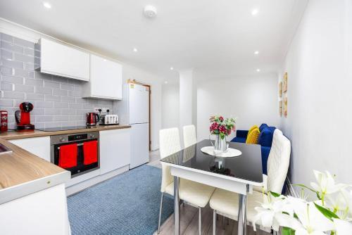 3 Bed 3 Bathroom Flat In Kensington B - Tap to explore photos