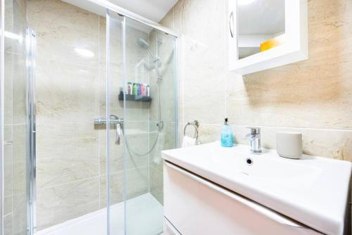 3 Bed 3 Bathroom Flat In Kensington B - Tap to explore photos
