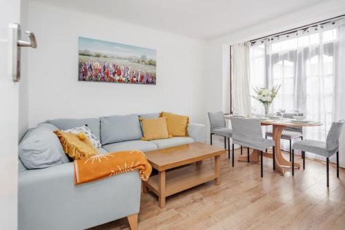 Lovely 4 Bedrooms House Near Romford Station With Parking - Tap to explore photos