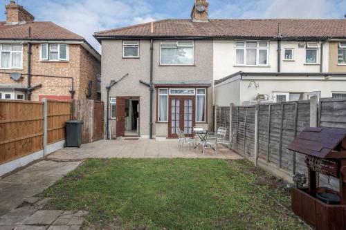 Lovely 4 Bedrooms House Near Romford Station With Parking - Tap to explore photos
