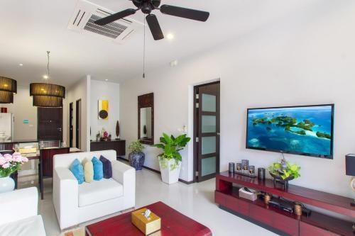 Stylish 3BR Pool Villa Onyx H4, Gated Residence, Near Rawai & Naiharn Beach - Tap to explore photos