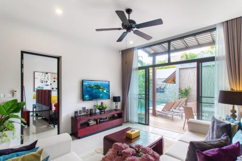 Stylish 3BR Pool Villa Onyx H4, Gated Residence, Near Rawai & Naiharn Beach - Tap to explore photos