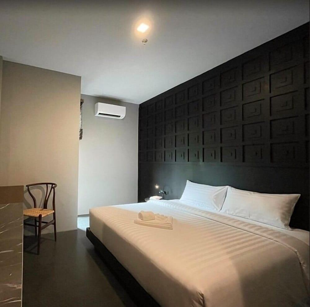 515 VICTORY Hotel Room Type - Standard King