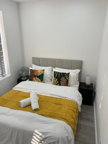 Ilford, Luxury Flat 3 close to station - Tap to explore photos