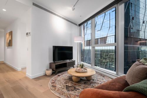 Stylish and Bright Apt In Best Location w Gym, Pool! - Tap to explore photos