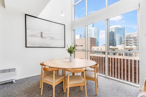 Sleeps 12 in Melbourne CBD - Reunion-Ready Apt