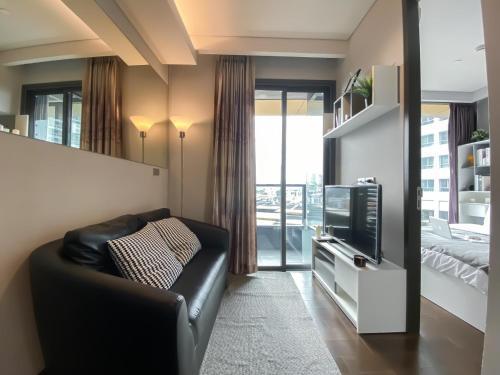 Stylish Riverview 1BR - Ultra Fast WiFi - Phrom Phong - Tap to explore photos