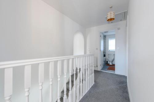Stunning 5 bedroom detached house in Hornchurch - Tap to explore photos
