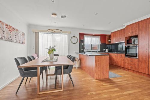 StayAU Cozy Family Home 4BR Berwick - Tap to explore photos