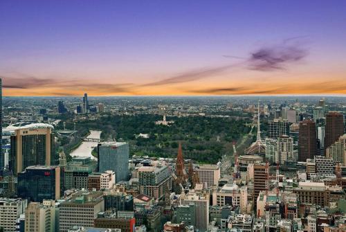 Central High Rise Views Perfect Location CBD 2B2B - Tap to explore photos