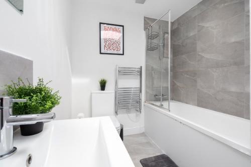 Bright Cosy Greenwich - 3 Bedroom Apartment 5 Beds - Free Parking - Tap to explore photos