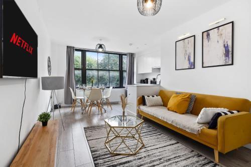 Bright Cosy Greenwich - 3 Bedroom Apartment 5 Beds - Free Parking - Tap to explore photos