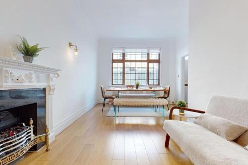 Prime Location Prince's Gate Mews 4BD 3 BATH - Tap to explore photos