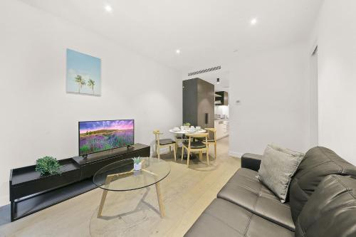 A Cozy & Lovely 2BR Apt Near Melbourne Central - Tap to explore photos