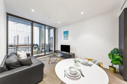 A Cozy & Lovely 2BR Apt Near Melbourne Central - Tap to explore photos