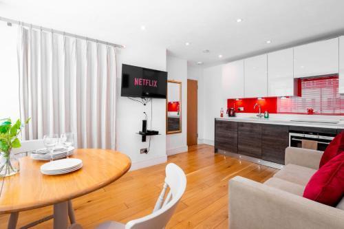 Stylish Flat in Nell Gwynn House, Close to Harrods, SW3 - Tap to explore photos