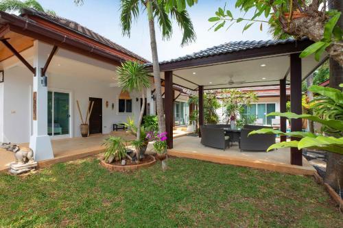 Tropical 3BR Pool Villa Prima, just 5min Drive to NaiHarn and Rawai Beach - Tap to explore photos