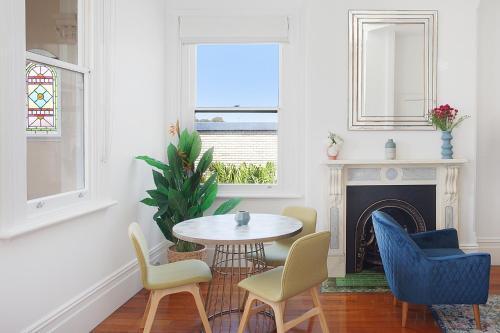Spacious Studio With Balcony in Inner-city Glebe - Tap to explore photos