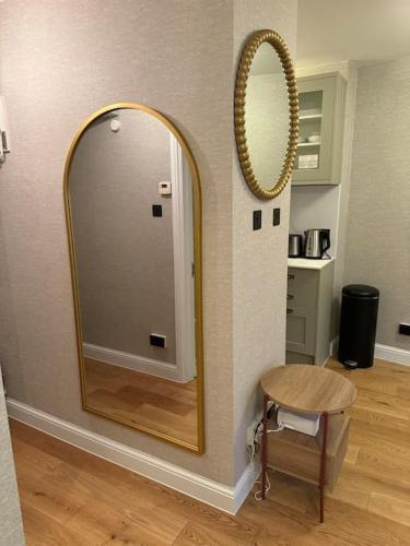 Modern studio apartment in Central London, Zone 1 - Tap to explore photos