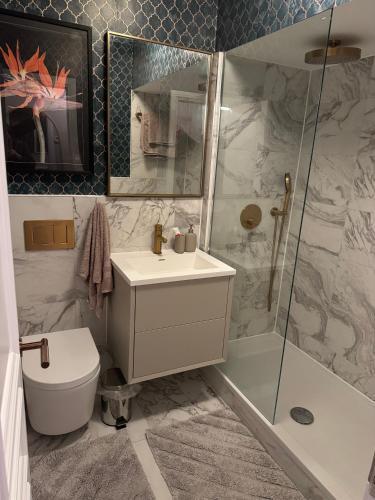 Modern studio apartment in Central London, Zone 1 - Tap to explore photos